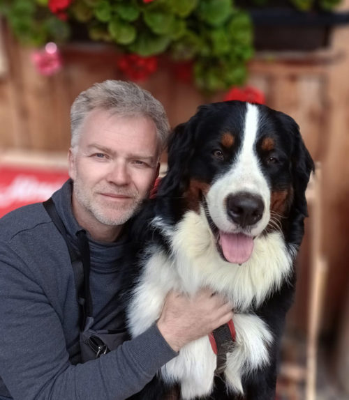 Rico Junghans mit seinem Therapie-Begleithund Sepp